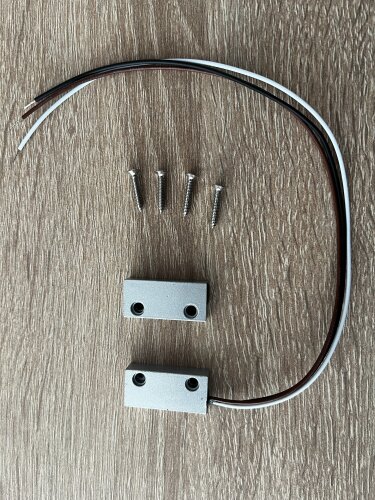 SR03 outdoor magnetický dveřní nebo vratový spínač s NC i NO kontaktem